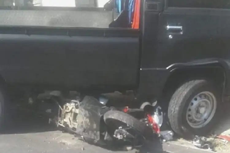 Ngilu, Honda BeAT Berantakan Masuk Kolong Mobil Pikap, Pemotor Terhempas Gak Berdaya