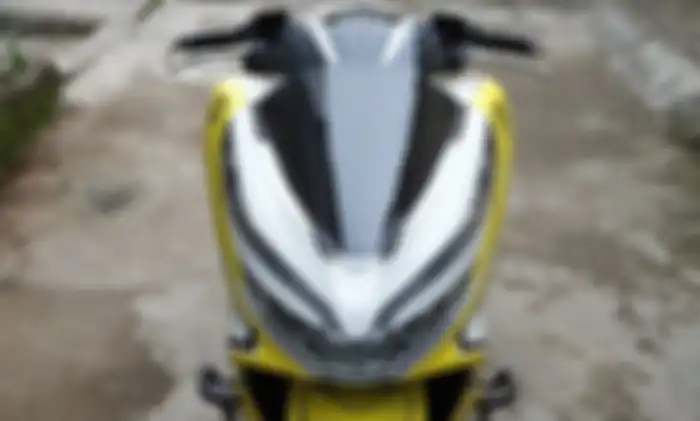 Tampak depan Honda PCX pakai cover setang.
