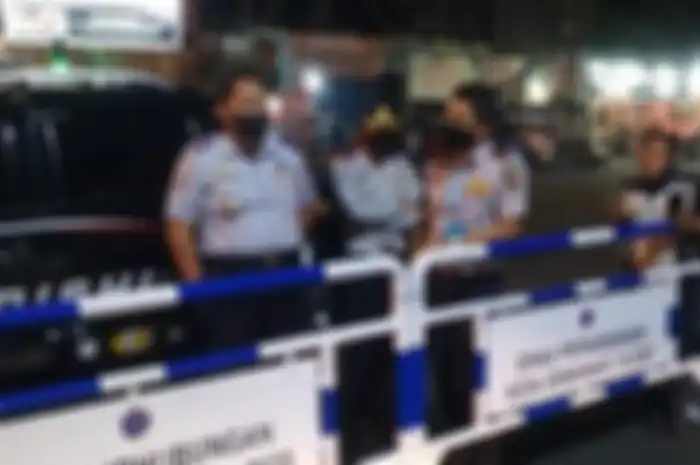 Dishub Kota Semarang melakukan penutupan jalan tahap tiga. 