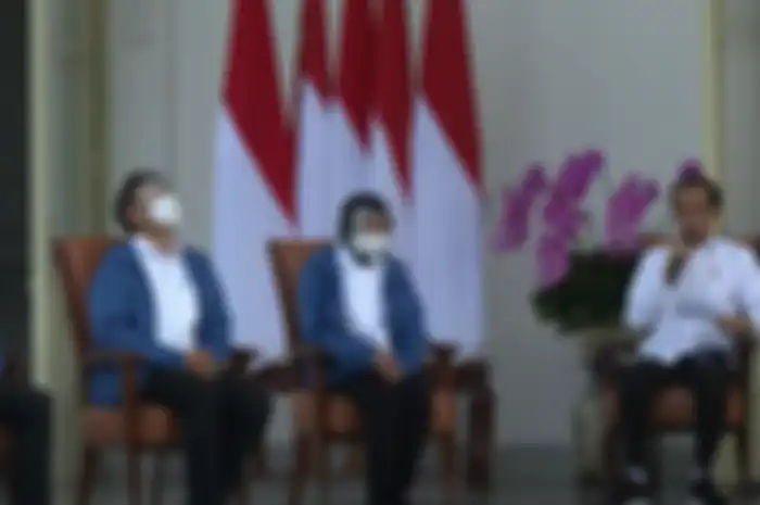 Para menteri memakai jaket berwarna biru. Tak lupa, mereka juga terlihat mengenakan masker dan face shield.