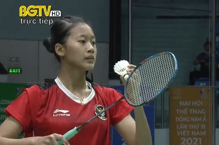 Pebulu tangkis tunggal putri Indonesia, Putri Kusuma Wardani, saat menghadapi wakil Thailand, Pornpawee Chochuwong, pada final beregu putri SEA Games 2021 di Bacqiang Gymnasium, Bac Giang, Vietnam, 18 Mei 2021.