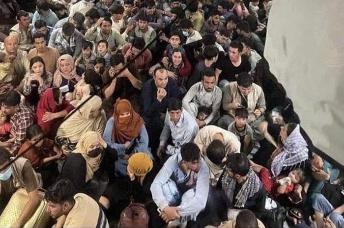 Ribuan warga Afghanistan menyesaki bandara internasional Hamid Karzai di Kabul. Foto satelit merekam kerumunan warga yang putus asa.