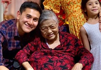 Berziarah, Vino G Bastian Rindukan sang Ibunda yang Telah Berpulang:&nbsp;Happy Birthday Mom!