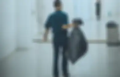 Seenak Jidat Minta Bersihkan Halaman Rukonya, Warga Ini Main Panggil Tukang Sapu Jalan, Ternyata yang Disuruh Adalah Camat Setempat: Bu Sapu di Sini Kotor! 