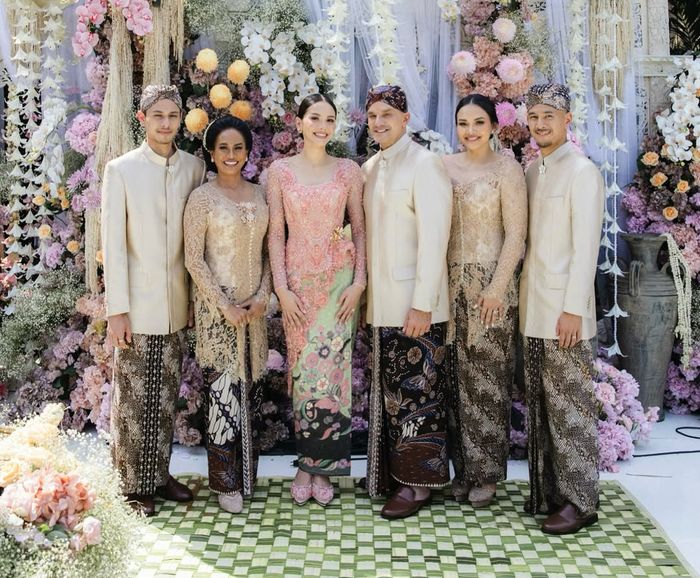 Potret keluarga Alyssa Daguise dalam momen siraman.