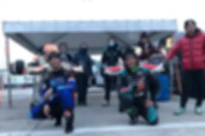 Murid Valentino Rossi Franco Morbidelli (kanan) berlatih gokart bersama Mattia Pasini (kiri) di sirkuit gokart Migliaro untuk persiapakan ngegas mobil reli di Rally Monza 2020 akhir pekan ini
