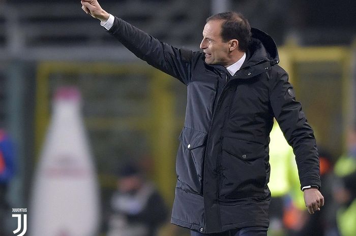 Ekspresi pelatih Juventus, Massimiliano Allegri, dalam laga perempat final Coppa Italia melawan Atalanta di Stadion Atleti Azzurri d'Italia pada 30 Januari 2019.