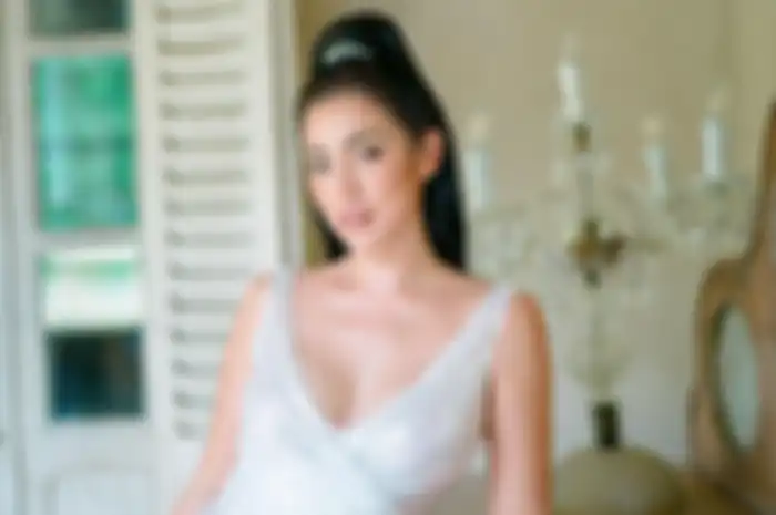 Potret Jessica Iskandar dalam balutan dress putih.