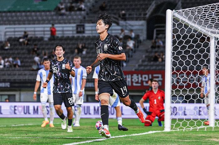 Selebrasi pemain timnas U-19 Korea Selatan setelah mencetak gol ke gawang timnas U-19 Argentina, Jumat (30/8/2024).