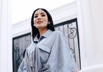 Pose Anggun Sembari Duduk di Tepi Pantai, Nindy Ayunda Curcol Soal Wanita Kuat, Sandra Dewi : Be Happy Sayang