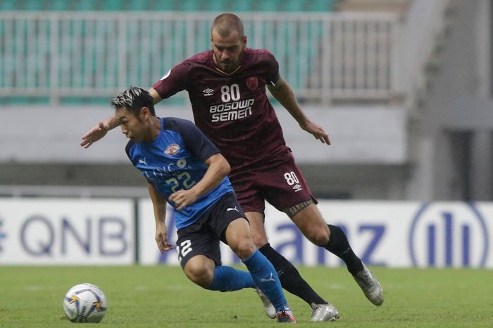 Pemain PSM Makassar, Wiljan Pluim menjaga pergerakan pemain Home United, Ho Wai Loon, di Stadion Pakansari, Kabupaten Bogor, Selasa (30/4/2019).