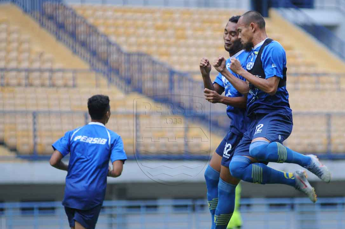 Sesi latihan Persib Bandung dalam persiapan menyambut kompetisi Liga 1 2020 di Stadion Gelora Bandung Lautan Api (GBLA), Bandung, 25 Januari 2020