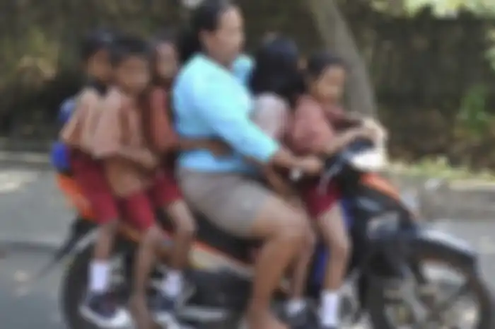 Ilustrasi emak-emak naik motor bonceng anak enggak pakai helm