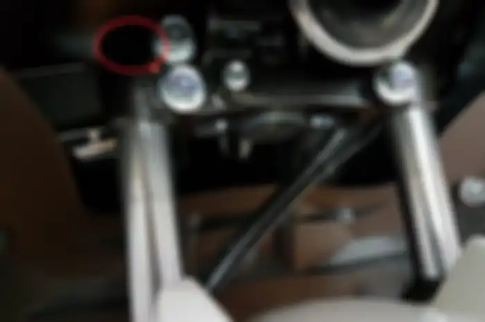 Posisi ujung inner tube atau batang as shockbreker Yamaha Lexi ada di segitiga bawah/underbracket