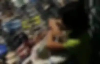 Meski Seharian Penuh Jadi Pemulung, Bocah Ini Tak Pernah Lupa ke Masjid untuk Rapikan Sandal Jamaah