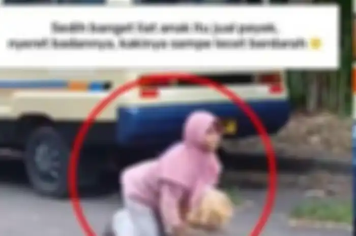 Viral, sosok Cyntya gadis penjual rempeyek jajakan dagangannya merangkak