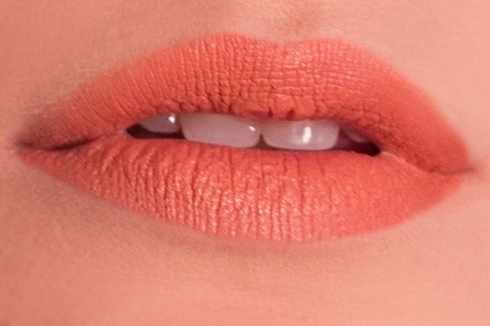 Lipstik warna oranye