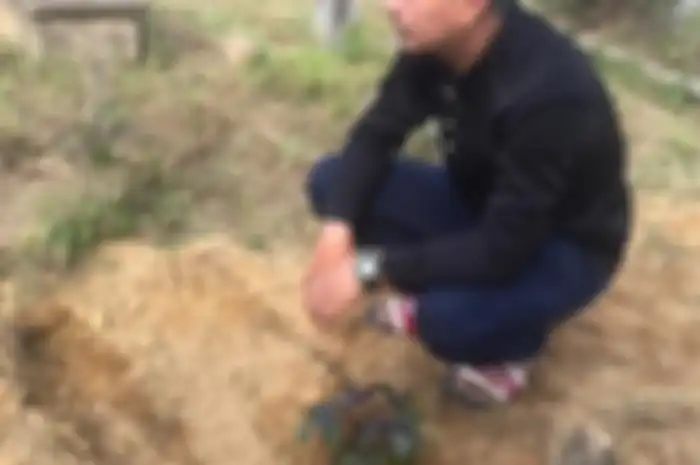 Kelana Jagat duduk di depan pusara anak keduanya