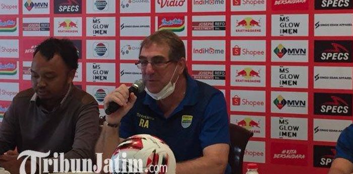 Pelatih Persib Bandung Robert Rene Alberts (tengah) saat hadir dalam sesi konferensi pers jelang lawan Arema FC, Sabtu (7/3/2020). 