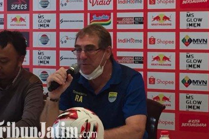 Pelatih Persib Bandung Robert Rene Alberts (tengah) saat hadir dalam sesi konferensi pers jelang lawan Arema FC, Sabtu (7/3/2020). 