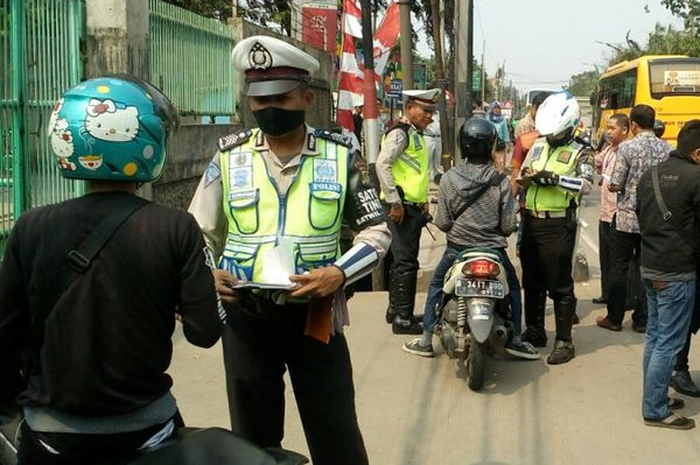 Ilustrasi bermain hp saat berkendara bisa terkena operasi Keselamatan Jaya 2022