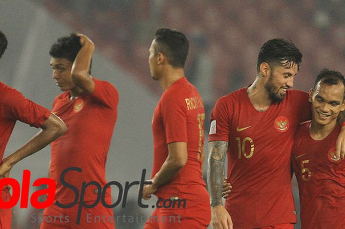 Ekspresi pemain timnas Indonesia; Zulfiandi, Dedik Setiawan, Ricky Fajrin, Stefano Lilipaly, Riko Simanjuntak, serta I Putu Gede Juni Antara (dari kiri ke kanan) sesuai laga kontra timnas Filipina pada laga pamungkas fase grup Piala AFF 2018 di SUGBK, Minggu (25/11/2018).