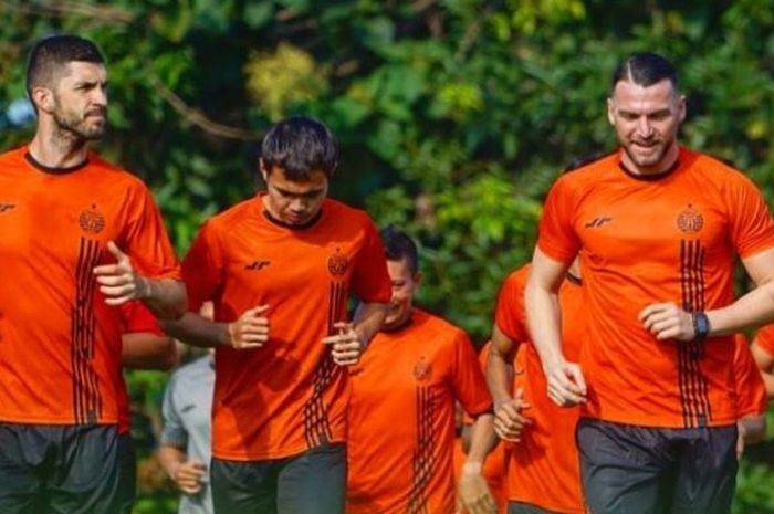 Jasmin Mecinovic, Rezaldi Hehanussa, dan Marko Simic dalam latihan Persija Jakarta.