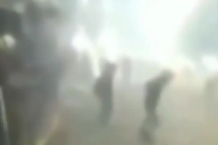 Bentrokan warga dengan gengster di flyover Jatibaru, Tanah Abang.