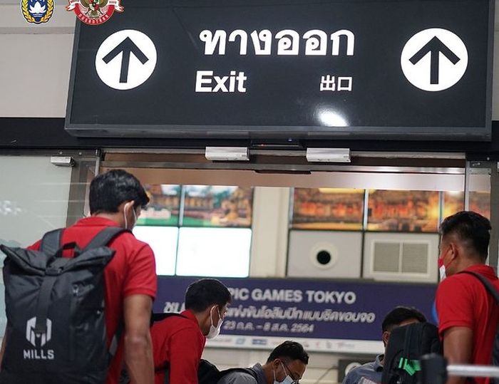 Pemain timnas Indonesia saat mendarat di Thailand jelang laga melawan Taiwan di play-off Kualifikasi Piala Asia 2023