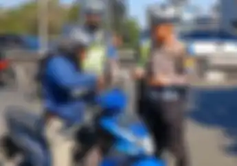 Sok Jagoan Pemotor Honda BeAT Di Karawang Kena Tilang Pura-Pura Telepon Jenderal Polisi