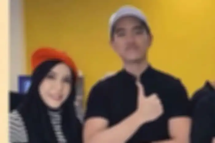 Fashion hijab modis Nadya Arifta