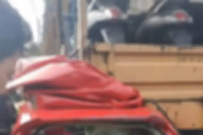 Kecelakaan fatal libatkan Honda Brio dengan truk pengangkut Honda Scoopy.