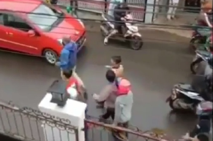 Bentrokan kelompok XTC lawan warga pecah di Bandung Minggu (24/2/2019) sore.