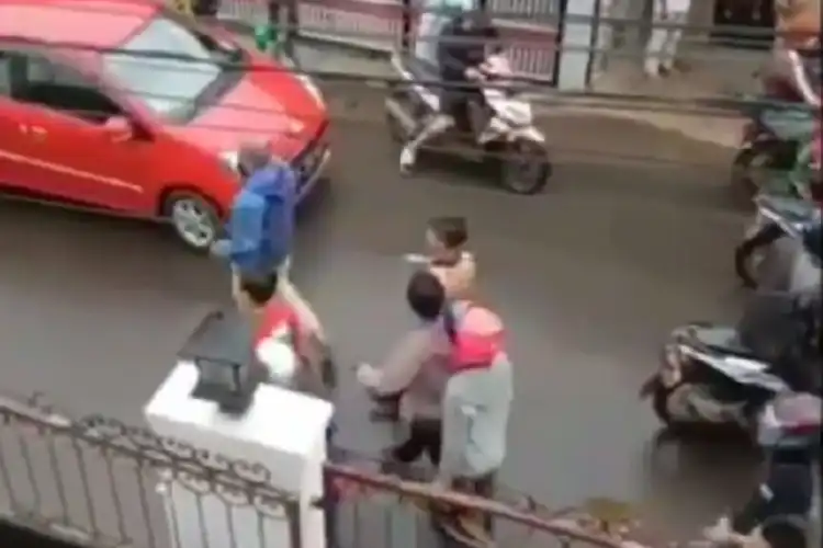 Bandung Gempar! Video Bentrokan Kelompok XTC Lawan Warga Pecah, Puluhan Pemuda Bawa Senjata