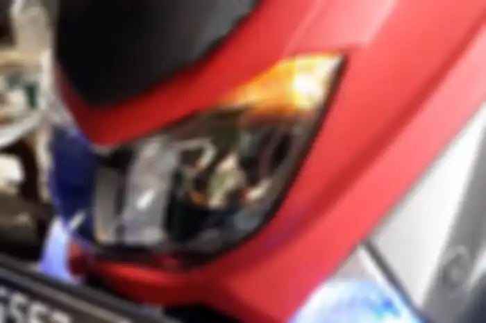Modifikasi lampu sein skutik Yamaha NMAX pindah ke atas headlamp.