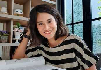 Kelihatan Sederhana Padahal Harga Dress yang Dipakainya Bikin Melongo, Tengok Penampilan Memukau Dian Sastro Saat Pemotretan!