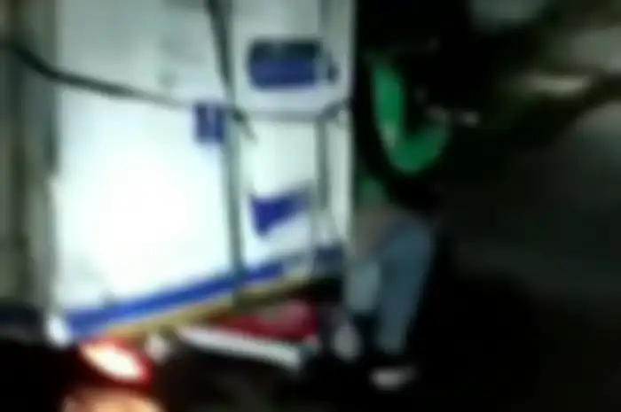 Emak-emak driver ojol sanggup membawa mesin cuci berukuran besar.