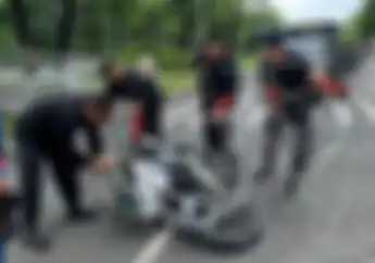 Ngeri, Yamaha Byson Tabrak Pagar Kawat Berduri, Polisi Kesulitan Mengeluarkan Motor, Korban Terluka