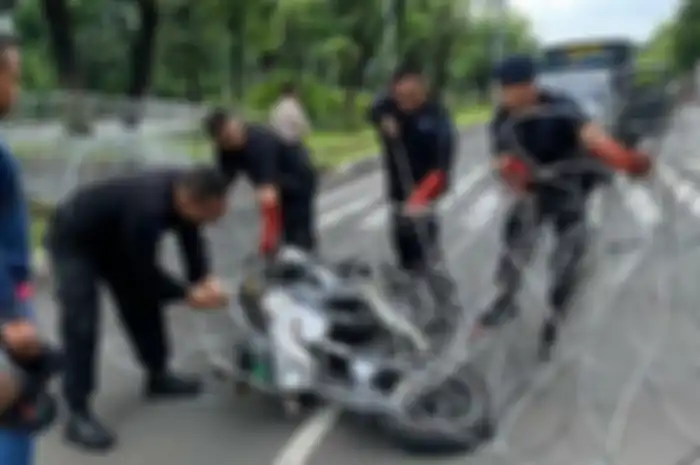 Pemotor hjatuh usai terjang pagar kawat berduri.