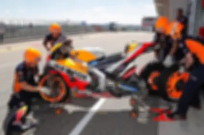 Kru pit mengganti ban motor andalan Marc Marquez