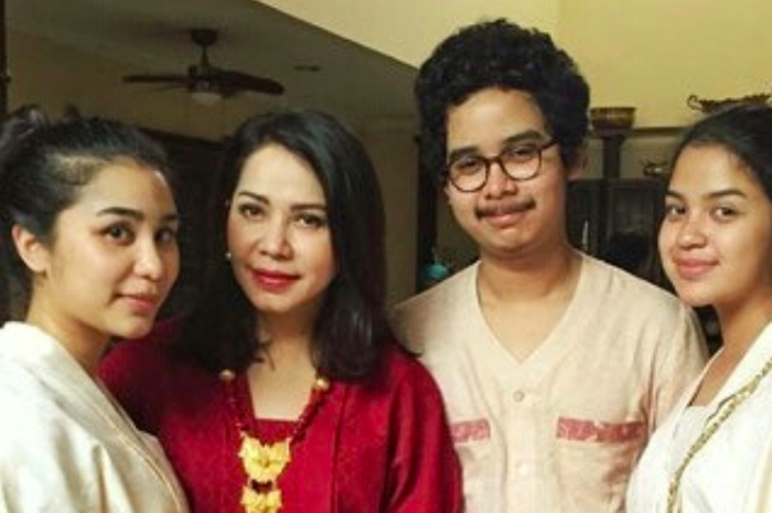 Iis Sugianto bersama ketiga anaknya