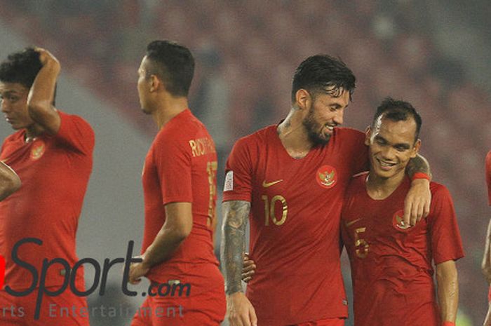 Ekspresi pemain timnas Indonesia; Zulfiandi, Dedik Setiawan, Ricky Fajrin, Stefano Lilipaly, Riko Simanjuntak, serta I Putu Gede Juni Antara (dari kiri ke kanan) sesuai laga kontra timnas Filipina pada laga pamungkas fase grup Piala AFF 2018 di SUGBK, Minggu (25/11/2018).