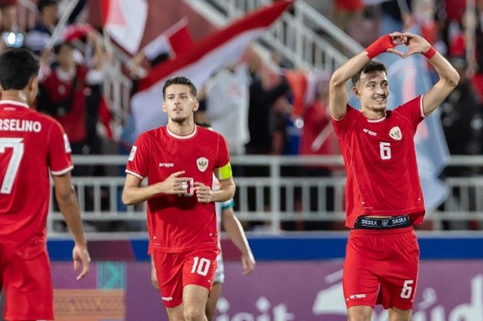 Marselino Ferdinan, Justin Hubner, dan Ivar Jenner menyapa para suporter Timnas U-23 Indonesia seusai dikalahkan Irak 2-1 dalam perebutan peringkat ketiga Piala Asia U-23 2024 di Doha, Qatar.