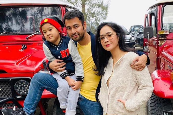 Raffi Ahmad bersama istri dan anaknya