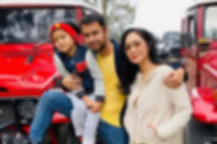 Raffi Ahmad bersama istri dan anaknya