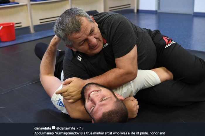 Abdulmanap Nurmagomedov (atas) dan Khabib Nurmagomedov (bawah) saat keduanya berlatih bersama. 