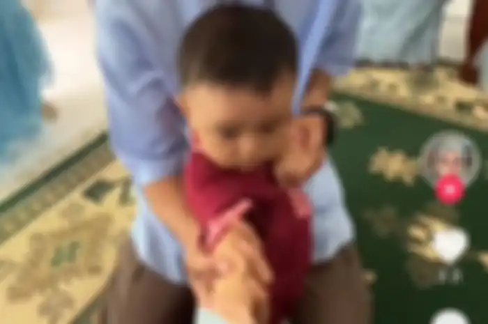 Bapak lagi ngajarin anak gaya ambil uang THR yang antimeanstream.