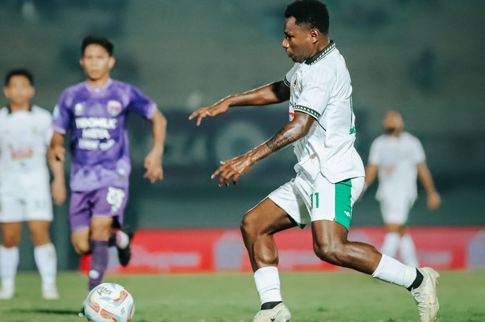 Aksi pemain PSS Sleman, Todd Ferre, ketika melawan Persita Tangerang pada pekan kesembilan Liga 1 2023/2024.