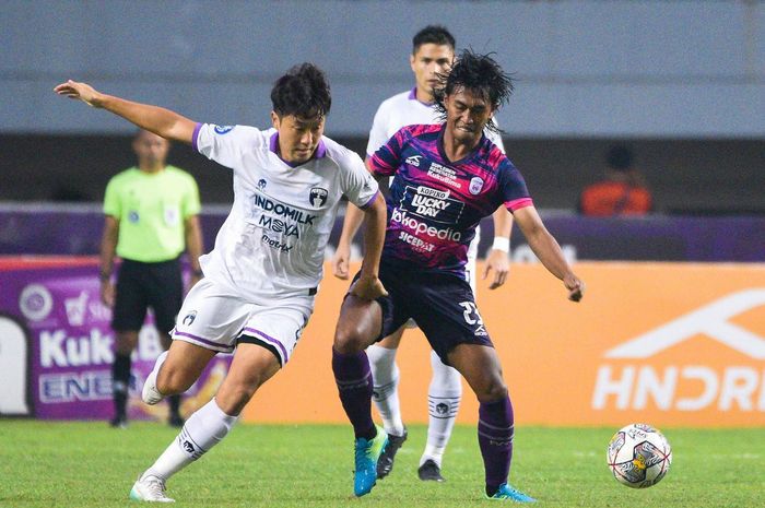 Pemain RANS Nusantara FC, Ady Setiawan, berduel dengan pemain Persita Tangerang, Bae Sin-yeong, pada laga pekan ke-31 Liga 1 2022/2023.