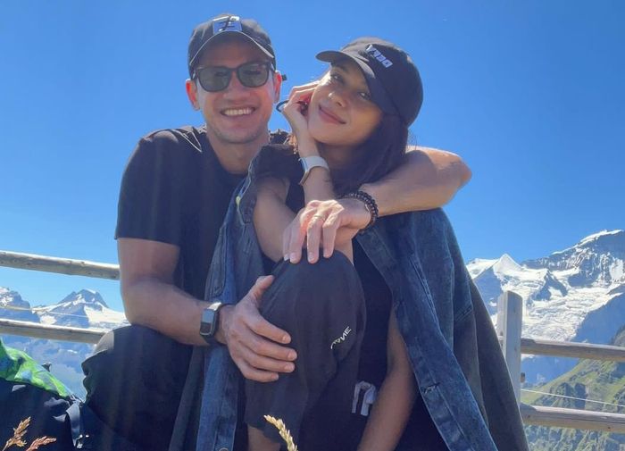 Andrew White dan Nana Mirdad